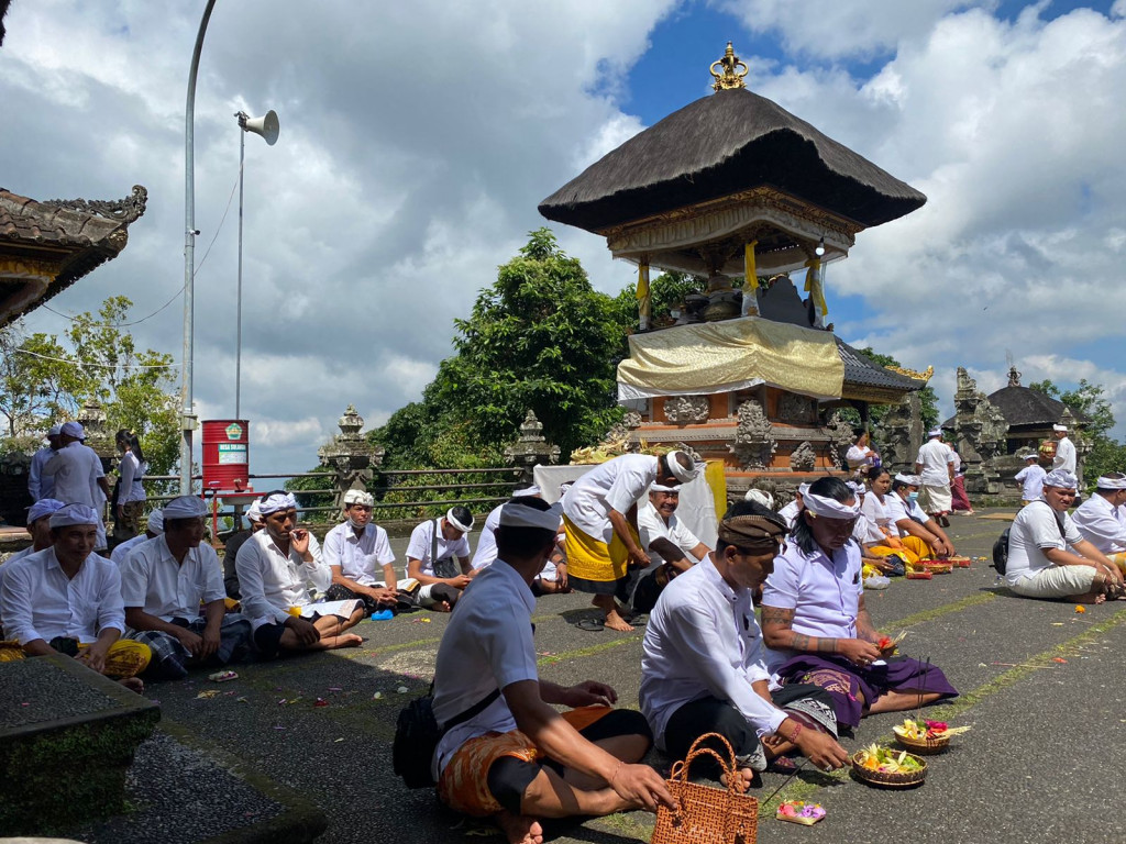 Sembahyang Bersama, Pemerintah Desa Petang Di Pura Luhur Pucak Tedung